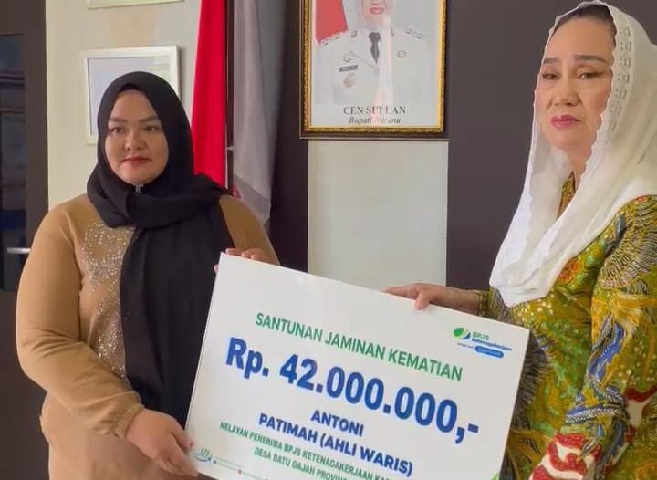 Bupati Natuna Cen Sui Lan beberapa waktu lalu menyerahkan santunan dari BPJS. Foto: Istimewa