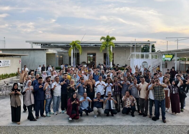 Wali Kota Batam sekaligus Ex Officio Kepala BP Batam Amsakar Achmad berfoto bersama relawannya. Foto: INIKEPRI.COM