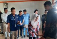 Momen beberapa waktu yang lalu, saat bupati Natuna Cen Sui Lan menyerahkan BST ke lansia. Foto: Istimewa 
