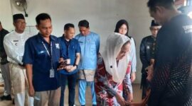 Momen beberapa waktu yang lalu, saat bupati Natuna Cen Sui Lan menyerahkan BST ke lansia. Foto: Istimewa 