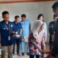 Momen beberapa waktu yang lalu, saat bupati Natuna Cen Sui Lan menyerahkan BST ke lansia. Foto: Istimewa 