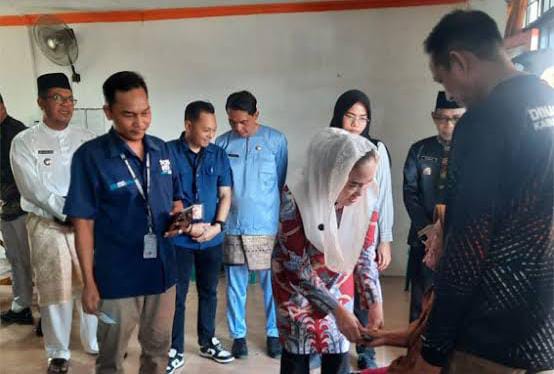 Momen beberapa waktu yang lalu, saat bupati Natuna Cen Sui Lan menyerahkan BST ke lansia. Foto: Istimewa 