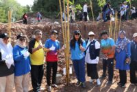 Badan Pengusahaan (BP) Batam bersama PT TDK Electronics Indonesia menggelar kegiatan penanaman 200 pohon bambu di areal Spillway Bendungan Sei Harapan, Sabtu (2/8/2025). Foto: INIKEPRI.COM/BP Batam