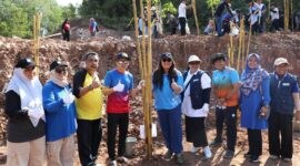 Badan Pengusahaan (BP) Batam bersama PT TDK Electronics Indonesia menggelar kegiatan penanaman 200 pohon bambu di areal Spillway Bendungan Sei Harapan, Sabtu (2/8/2025). Foto: INIKEPRI.COM/BP Batam
