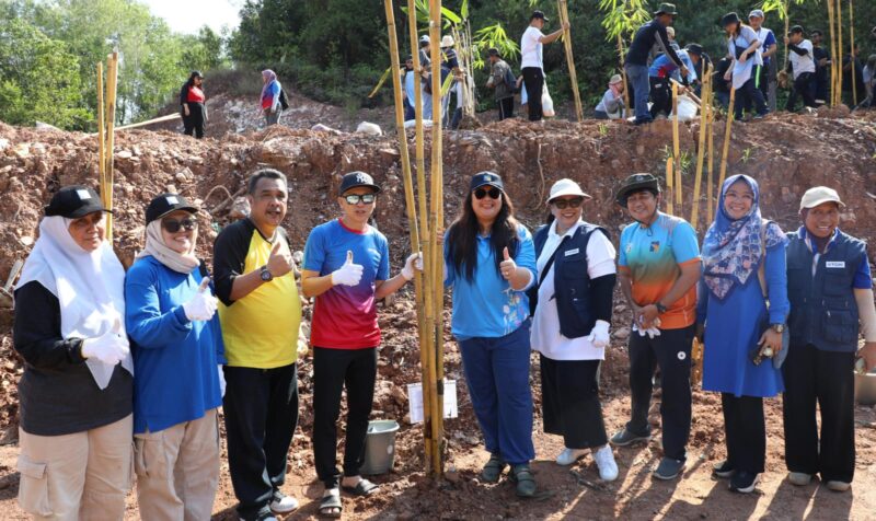 Badan Pengusahaan (BP) Batam bersama PT TDK Electronics Indonesia menggelar kegiatan penanaman 200 pohon bambu di areal Spillway Bendungan Sei Harapan, Sabtu (2/8/2025). Foto: INIKEPRI.COM/BP Batam
