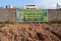 Polsek Bengkong menggelar aksi nyata mendukung program ketahanan pangan nasional melalui kegiatan penggemburan dan pembuatan bedeng di lahan seluas ±5.000 meter persegi di Kelurahan Tanjung Buntung, Kecamatan Bengkong, Kota Batam, Kamis (7/8/2025). Foto: INIKEPRI.COM