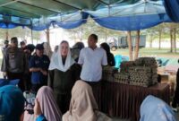 Bupati Natuna, Cen Sui Lan didampingi Kapolres Natuna AKBP Novyan Aries Effendie dan juga Sekretaris Daerah, Boy Wijanarko meninjau secara langsung pelaksanaan kegiatan Gerakan Pangan Murah yang digelar di kawasan Pantai Piwang. Foto: INIKEPRI.COM