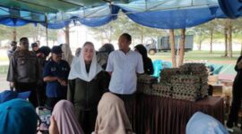 Bupati Natuna, Cen Sui Lan didampingi Kapolres Natuna AKBP Novyan Aries Effendie dan juga Sekretaris Daerah, Boy Wijanarko meninjau secara langsung pelaksanaan kegiatan Gerakan Pangan Murah yang digelar di kawasan Pantai Piwang. Foto: INIKEPRI.COM