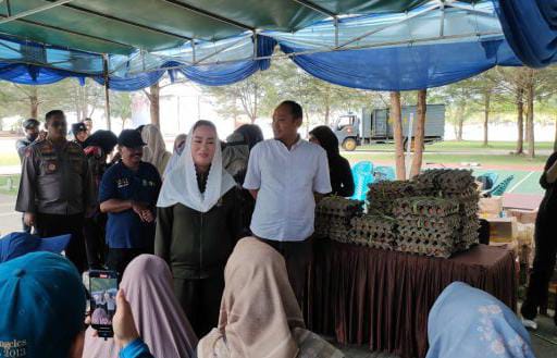 Bupati Natuna, Cen Sui Lan didampingi Kapolres Natuna AKBP Novyan Aries Effendie dan juga Sekretaris Daerah, Boy Wijanarko meninjau secara langsung pelaksanaan kegiatan Gerakan Pangan Murah yang digelar di kawasan Pantai Piwang. Foto: INIKEPRI.COM