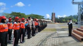 Menjelang peringatan Hari Ulang Tahun ke-80 Kemerdekaan Republik Indonesia, Bupati Natuna Cen Sui Lan didampingi Kapolres Natuna dan Sekretaris Daerah Natuna meninjau secara langsung kegiatan latihan Pasukan Pengibar Bendera Pusaka (Paskibraka) di Pantai Piwang, Jumat (8/8). Foto: INIKEPRI.COM