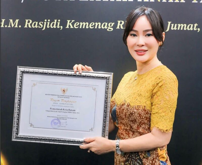 Wakil Wali Kota Batam, Li Claudia Chandra hadir mewakili Pemerintah Kota Batam untuk menerima penghargaan yang diberikan oleh Kementerian Pemberdayaan Perempuan dan Perlindungan Anak Republik Indonesia melalui Deputi Bidang Pemenuhan Hak Anak, pada Jumat (8/8/2025) di Auditorium KH. M. Rasjidi, Kementerian Agama RI, Jakarta Pusat. Foto: INIKEPRI.COM/Media Center Batam