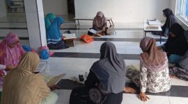 Ketua Ikatan Penyuluh Agama Republik Indonesia (IPARI) Kota Tanjungpinang, Ustazah Sasmarni, memberikan pembinaan spiritual bagi para ibu nelayan di Kampung Madong, Kamis (7/8/2025). Foto: INIKEPRI.COM