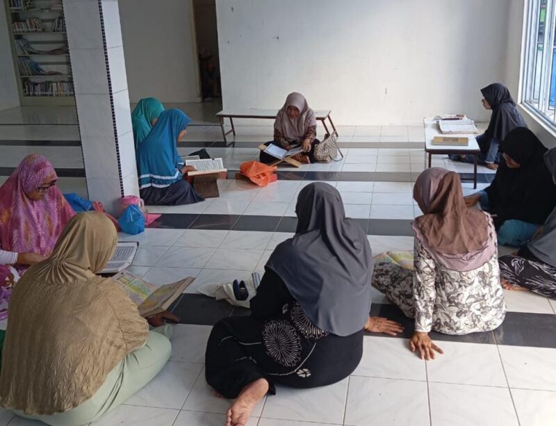 Ketua Ikatan Penyuluh Agama Republik Indonesia (IPARI) Kota Tanjungpinang, Ustazah Sasmarni, memberikan pembinaan spiritual bagi para ibu nelayan di Kampung Madong, Kamis (7/8/2025). Foto: INIKEPRI.COM