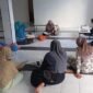 Ketua Ikatan Penyuluh Agama Republik Indonesia (IPARI) Kota Tanjungpinang, Ustazah Sasmarni, memberikan pembinaan spiritual bagi para ibu nelayan di Kampung Madong, Kamis (7/8/2025). Foto: INIKEPRI.COM