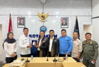 Kepala BNN Kota Batam, Nestor N. Simanihuruk, S.I.K., M.H. (kedua kiri) menerima plakat dari perwakilan Perkumpulan Banjarnahor Kota Batam sebagai simbol kerja sama pencegahan narkoba, disaksikan jajaran kedua pihak di Kantor BNN Kota Batam, Senin (11/8/2025). Foto: INIKEPRI.COM