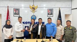 Kepala BNN Kota Batam, Nestor N. Simanihuruk, S.I.K., M.H. (kedua kiri) menerima plakat dari perwakilan Perkumpulan Banjarnahor Kota Batam sebagai simbol kerja sama pencegahan narkoba, disaksikan jajaran kedua pihak di Kantor BNN Kota Batam, Senin (11/8/2025). Foto: INIKEPRI.COM