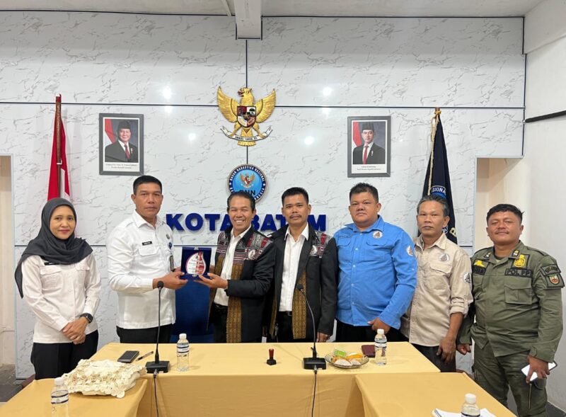 Kepala BNN Kota Batam, Nestor N. Simanihuruk, S.I.K., M.H. (kedua kiri) menerima plakat dari perwakilan Perkumpulan Banjarnahor Kota Batam sebagai simbol kerja sama pencegahan narkoba, disaksikan jajaran kedua pihak di Kantor BNN Kota Batam, Senin (11/8/2025). Foto: INIKEPRI.COM