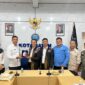 Kepala BNN Kota Batam, Nestor N. Simanihuruk, S.I.K., M.H. (kedua kiri) menerima plakat dari perwakilan Perkumpulan Banjarnahor Kota Batam sebagai simbol kerja sama pencegahan narkoba, disaksikan jajaran kedua pihak di Kantor BNN Kota Batam, Senin (11/8/2025). Foto: INIKEPRI.COM