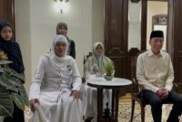 Presiden ke-7 RI Joko Widodo (kanan) menerima kunjungan KH. Ir. Abdul Kholiq beserta rombongan Jam’iyyah Ahlith Thoriqoh Al Mu’tabaroh An Nahdliyyah dari Desa Lebak, Kecamatan Bringin, Kabupaten Semarang, di kediaman pribadinya, Sumber, Solo, Minggu malam (10/8/2025). Pertemuan tersebut diisi doa bersama untuk kesehatan, kesejahteraan, dan keselamatan Presiden beserta keluarga. Foto: Istimewa 