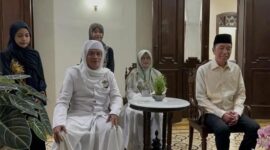 Presiden ke-7 RI Joko Widodo (kanan) menerima kunjungan KH. Ir. Abdul Kholiq beserta rombongan Jam’iyyah Ahlith Thoriqoh Al Mu’tabaroh An Nahdliyyah dari Desa Lebak, Kecamatan Bringin, Kabupaten Semarang, di kediaman pribadinya, Sumber, Solo, Minggu malam (10/8/2025). Pertemuan tersebut diisi doa bersama untuk kesehatan, kesejahteraan, dan keselamatan Presiden beserta keluarga. Foto: Istimewa 