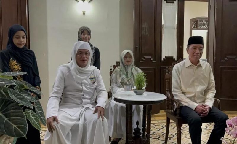 Presiden ke-7 RI Joko Widodo (kanan) menerima kunjungan KH. Ir. Abdul Kholiq beserta rombongan Jam’iyyah Ahlith Thoriqoh Al Mu’tabaroh An Nahdliyyah dari Desa Lebak, Kecamatan Bringin, Kabupaten Semarang, di kediaman pribadinya, Sumber, Solo, Minggu malam (10/8/2025). Pertemuan tersebut diisi doa bersama untuk kesehatan, kesejahteraan, dan keselamatan Presiden beserta keluarga. Foto: Istimewa 