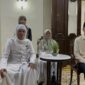 Presiden ke-7 RI Joko Widodo (kanan) menerima kunjungan KH. Ir. Abdul Kholiq beserta rombongan Jam’iyyah Ahlith Thoriqoh Al Mu’tabaroh An Nahdliyyah dari Desa Lebak, Kecamatan Bringin, Kabupaten Semarang, di kediaman pribadinya, Sumber, Solo, Minggu malam (10/8/2025). Pertemuan tersebut diisi doa bersama untuk kesehatan, kesejahteraan, dan keselamatan Presiden beserta keluarga. Foto: Istimewa 