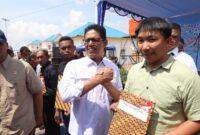 Ketua DPRD kota Batam Muhammad Kamaluddin menyerahkan sertifikat ke warga Tanjung Banon. Foto: INIKEPRI.COM