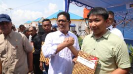 Ketua DPRD kota Batam Muhammad Kamaluddin menyerahkan sertifikat ke warga Tanjung Banon. Foto: INIKEPRI.COM