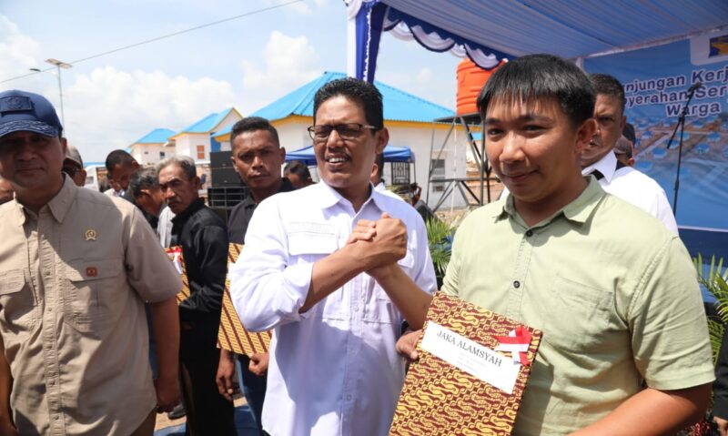 Ketua DPRD kota Batam Muhammad Kamaluddin menyerahkan sertifikat ke warga Tanjung Banon. Foto: INIKEPRI.COM
