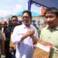 Ketua DPRD kota Batam Muhammad Kamaluddin menyerahkan sertifikat ke warga Tanjung Banon. Foto: INIKEPRI.COM