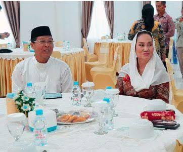 Bupati Natuna Cen Sui Lan bersama suami Raja Mustakim. Foto: Istimewa 