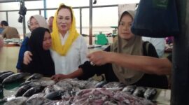 Momen Cen Sui Lan menyapa dan merangkul pedagang ikan saat kampanye Pilbup Natuna 2025 di pasar tradisional. Foto: Arsip 