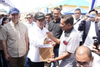 Sebanyak 94 Kepala Keluarga (KK) terdampak proyek Rempang Eco-City menerima Sertipikat Hak Milik (SHM) dari Menteri Transmigrasi RI, M. Iftitah Sulaiman, di Tanjung Banon, Selasa (12/8/2025). Foto: INIKEPRI.COM/BP Batam