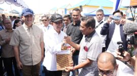 Sebanyak 94 Kepala Keluarga (KK) terdampak proyek Rempang Eco-City menerima Sertipikat Hak Milik (SHM) dari  Menteri Transmigrasi RI, M. Iftitah Sulaiman, di Tanjung Banon, Selasa (12/8/2025). Foto: INIKEPRI.COM/BP Batam 