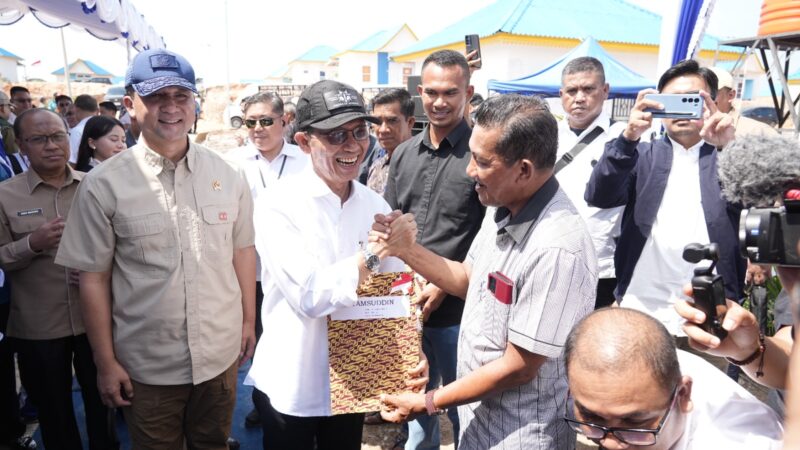 Sebanyak 94 Kepala Keluarga (KK) terdampak proyek Rempang Eco-City menerima Sertipikat Hak Milik (SHM) dari  Menteri Transmigrasi RI, M. Iftitah Sulaiman, di Tanjung Banon, Selasa (12/8/2025). Foto: INIKEPRI.COM/BP Batam 