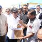 Sebanyak 94 Kepala Keluarga (KK) terdampak proyek Rempang Eco-City menerima Sertipikat Hak Milik (SHM) dari  Menteri Transmigrasi RI, M. Iftitah Sulaiman, di Tanjung Banon, Selasa (12/8/2025). Foto: INIKEPRI.COM/BP Batam 