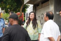 Persoalan distribusi air yang dialami warga Bengkong Pertiwi, direspon cepat oleh Deputi Bidang Pelayanan Umum BP Batam, Ariastuty Sirait, pada Rabu (13/8/2025). Bersama dengan Direktur Badan Usaha SPAM, Fasilitas, dan Lingkungan, Iyus Rusmana serta perwakilan dari PT Air Batam Hilir, Ariastuty menemui perangkat RT dan Warga Bengkong Pertiwi untuk mengetahui persoalan yang terjadi. Foto: INIKEPRI.COM/BP Batam