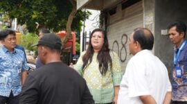 Persoalan distribusi air yang dialami warga Bengkong Pertiwi, direspon cepat oleh Deputi Bidang Pelayanan Umum BP Batam, Ariastuty Sirait, pada Rabu (13/8/2025). Bersama dengan Direktur Badan Usaha SPAM, Fasilitas, dan Lingkungan, Iyus Rusmana serta perwakilan dari PT Air Batam Hilir, Ariastuty menemui perangkat RT dan Warga Bengkong Pertiwi untuk mengetahui persoalan yang terjadi. Foto: INIKEPRI.COM/BP Batam 