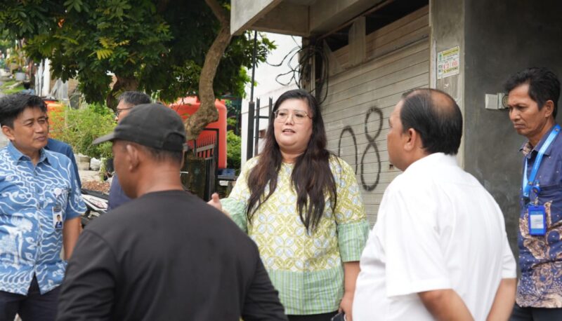 Persoalan distribusi air yang dialami warga Bengkong Pertiwi, direspon cepat oleh Deputi Bidang Pelayanan Umum BP Batam, Ariastuty Sirait, pada Rabu (13/8/2025). Bersama dengan Direktur Badan Usaha SPAM, Fasilitas, dan Lingkungan, Iyus Rusmana serta perwakilan dari PT Air Batam Hilir, Ariastuty menemui perangkat RT dan Warga Bengkong Pertiwi untuk mengetahui persoalan yang terjadi. Foto: INIKEPRI.COM/BP Batam 