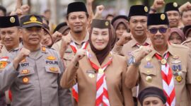 Bupati Natuna Cen Sui Lan bersama jajaran Forkopimda dan pengurus Gerakan Pramuka Natuna mengangkat tangan memberi salam semangat pada peringatan Hari Pramuka ke-64 di Lapangan Pantai Piwang, Ranai, Rabu (14/8/2025). Foto: INIKEPRI.COM/NatunaKab
