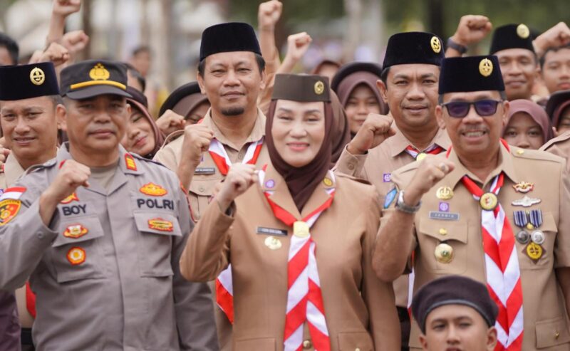 Bupati Natuna Cen Sui Lan bersama jajaran Forkopimda dan pengurus Gerakan Pramuka Natuna mengangkat tangan memberi salam semangat pada peringatan Hari Pramuka ke-64 di Lapangan Pantai Piwang, Ranai, Rabu (14/8/2025). Foto: INIKEPRI.COM/NatunaKab
