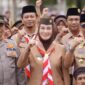 Bupati Natuna Cen Sui Lan bersama jajaran Forkopimda dan pengurus Gerakan Pramuka Natuna mengangkat tangan memberi salam semangat pada peringatan Hari Pramuka ke-64 di Lapangan Pantai Piwang, Ranai, Rabu (14/8/2025). Foto: INIKEPRI.COM/NatunaKab
