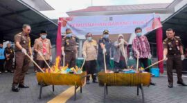 Kejaksaan Negeri (Kejari) Tanjungpinang memusnahkan barang bukti dari 28 perkara tindak pidana umum dan khusus yang telah berkekuatan hukum tetap (inkracht), Kamis (14/8), di halaman Kantor Kejari Tanjungpinang. Foto: INIKEPRI.COM/TanjungpinangKota 