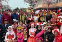 Bupati Cen Sui Lan bersama suami Raja Mustakim serta forkopimda Natuna berfoto dengan peserta pawai. Foto: INIKEPRI.COM/NatunaKab 