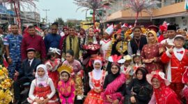 Bupati Cen Sui Lan bersama suami Raja Mustakim serta forkopimda Natuna berfoto dengan peserta pawai. Foto: INIKEPRI.COM/NatunaKab 