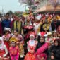 Bupati Cen Sui Lan bersama suami Raja Mustakim serta forkopimda Natuna berfoto dengan peserta pawai. Foto: INIKEPRI.COM/NatunaKab 