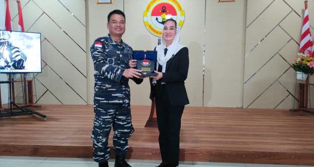 Bupati Natuna Cen Sui Lan menghadiri acara Pengantar Tugas Komandan Pangkalan Angkatan Laut (Danlanal) Ranai, Kolonel Laut (P) Dian Tri Hutanto, S.Kel., M.M., CRMP. Foto: INIKEPRI.COM