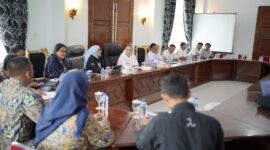 Bupati Natuna, Cen Sui Lan, menerima audiensi Balai Wilayah Sungai Sumatera (BWSS) IV Batam di ruang rapat Gedung Daerah, Kamis (20/8) pagi. Foto: INIKEPRI.COM/NatunaKab 