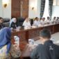 Bupati Natuna, Cen Sui Lan, menerima audiensi Balai Wilayah Sungai Sumatera (BWSS) IV Batam di ruang rapat Gedung Daerah, Kamis (20/8) pagi. Foto: INIKEPRI.COM/NatunaKab 
