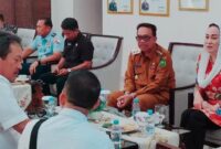 Bupati Natuna Cen Sui Lan dan Wakil Bupati Jarmin bersama Menteri KKP Sakti Wahyu Trenggono di Bandara Ranai. Foto: INIKEPRI.COM/NatunaKab 